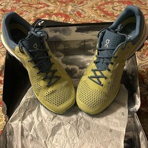 On cloud Cloudsurfer men’s size 8 NWT